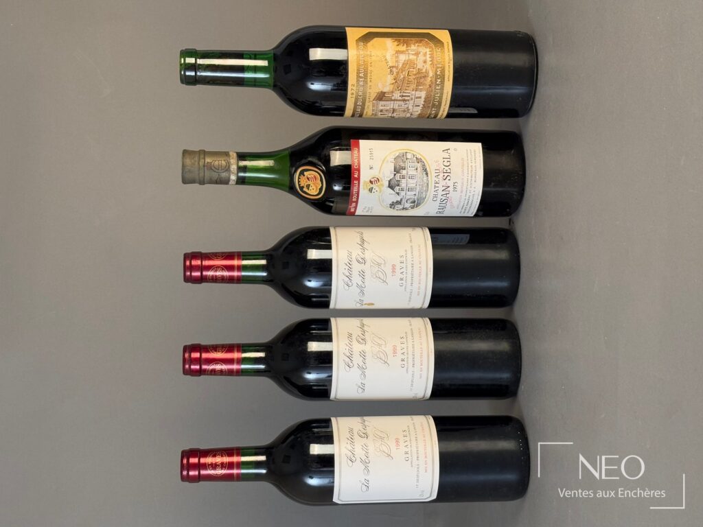Ensemble de bouteilles de Bordeaux alignées