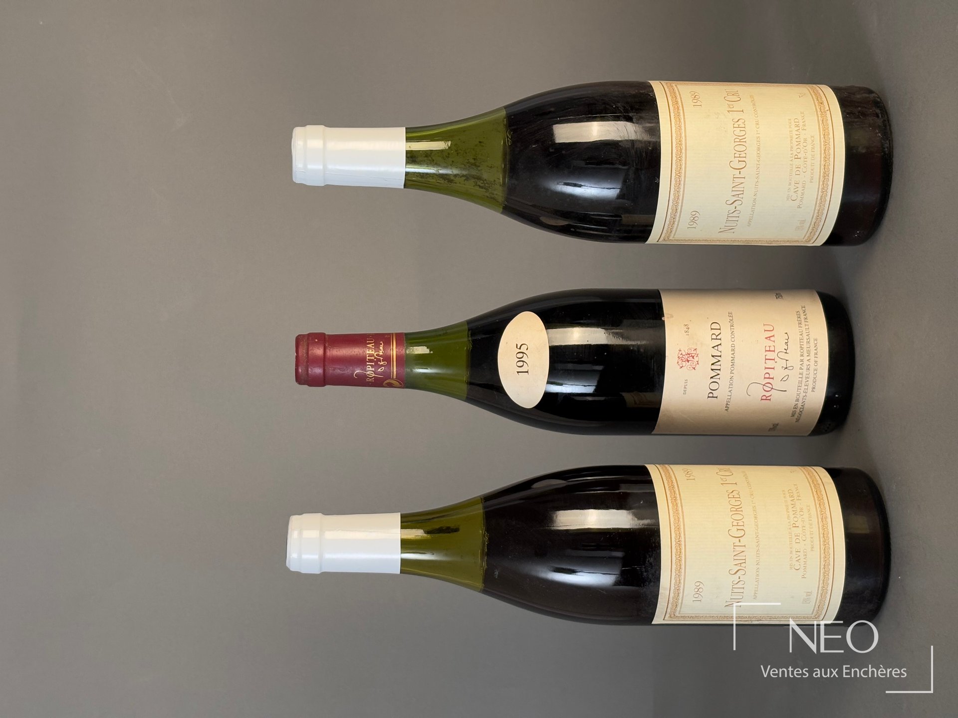 Trois bouteilles de Bourgogne présentées de face