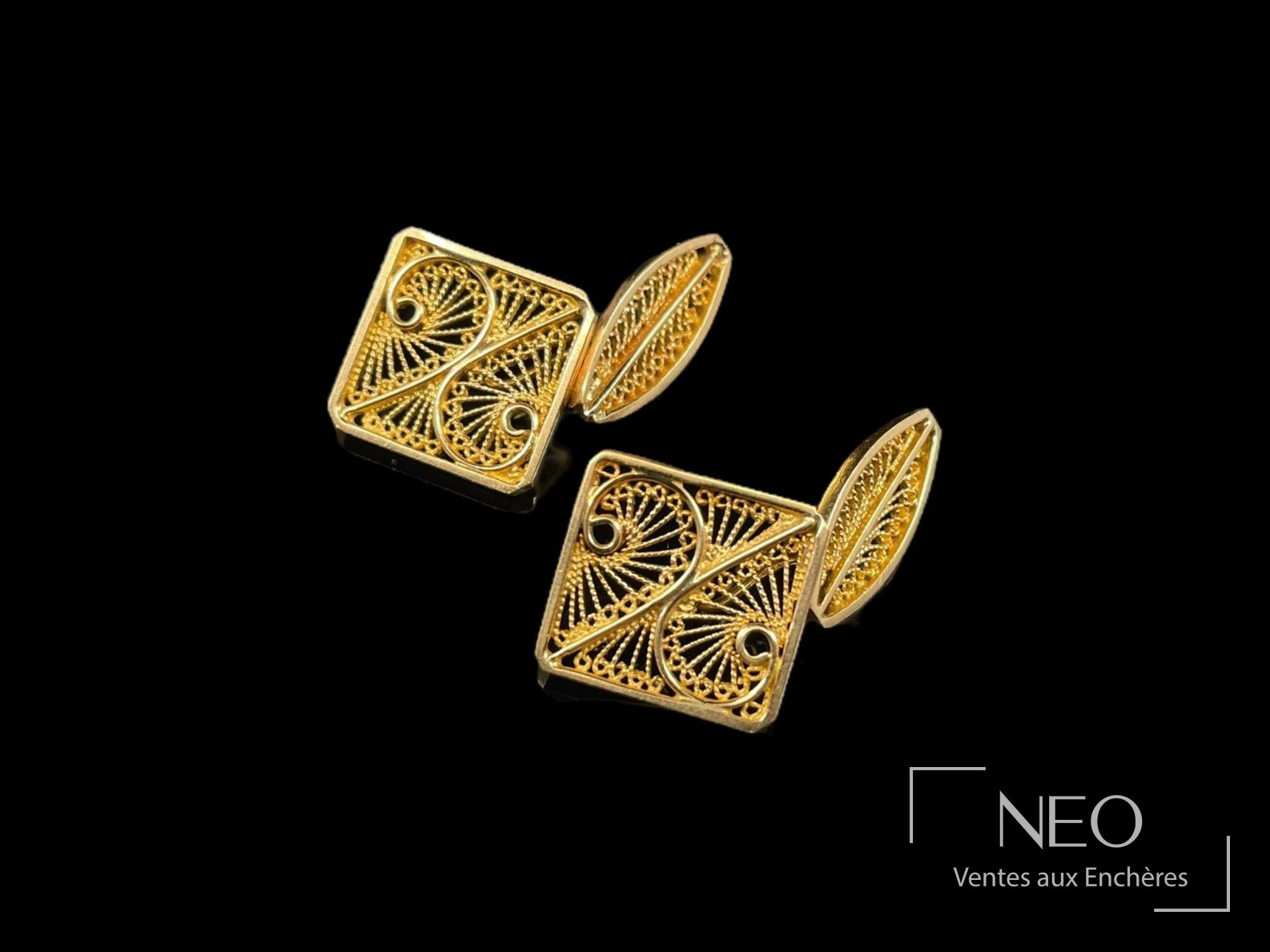 Paire de boutons à manchettes en or jaune 18 carats, filigrane