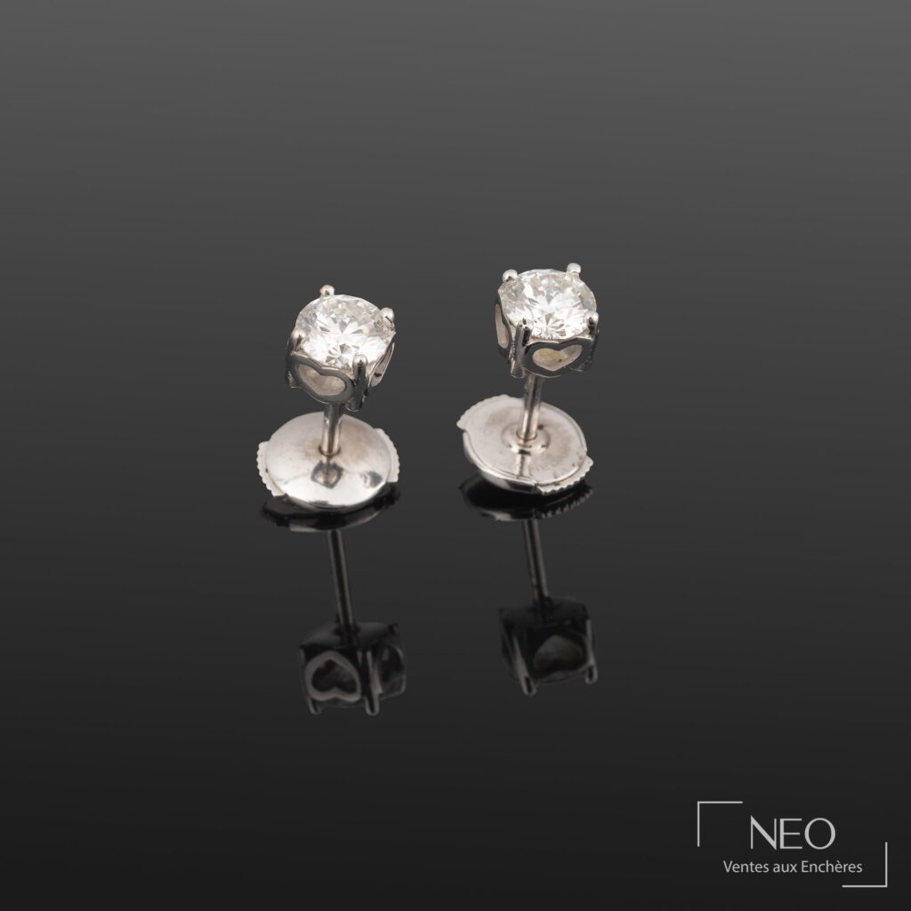 Paire de boutons d’oreilles en or gris sertis de diamants sur fond gris
