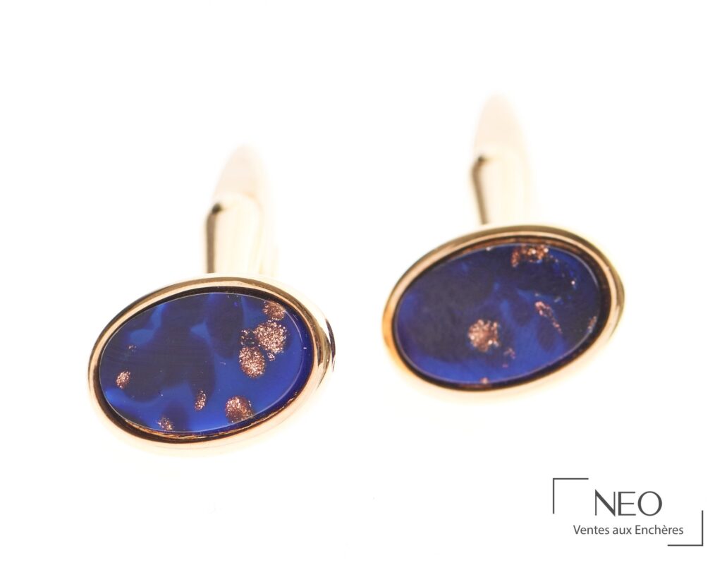 Paire de boutons de manchette Christian Dior à cabochons bleu métallisé sur monture dorée