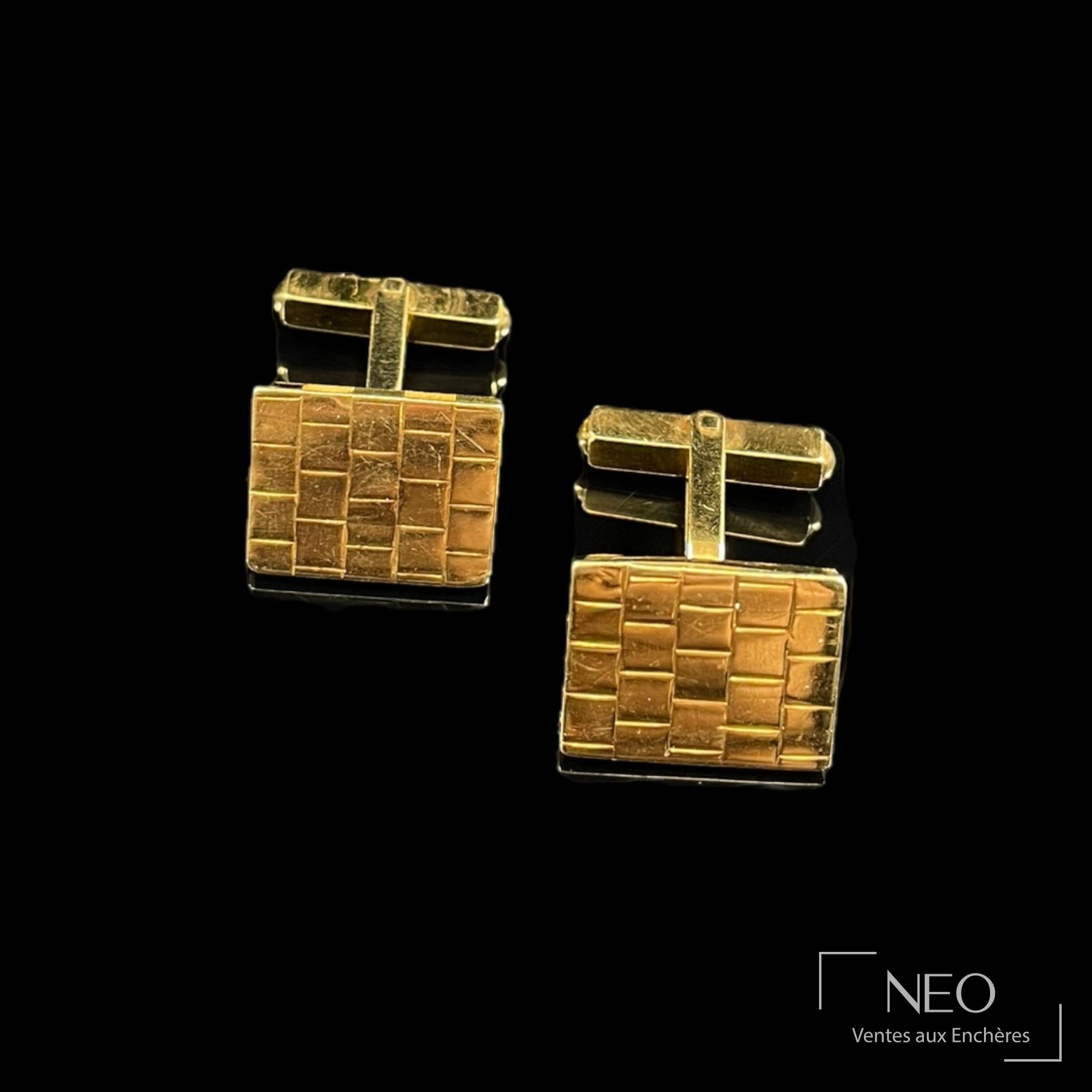 Boutons de manchette en or jaune 18 carats à tête carrée gravée en pavement