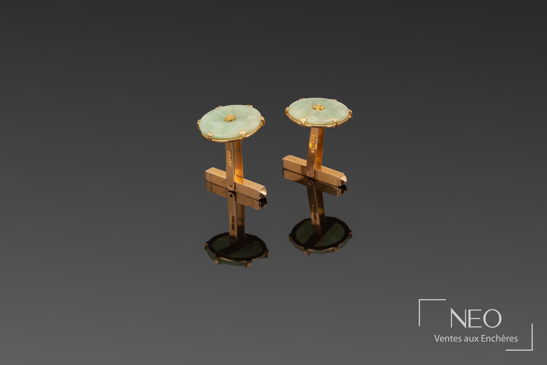 Paire de boutons de manchettes avec disques de néphrite et monture en or jaune