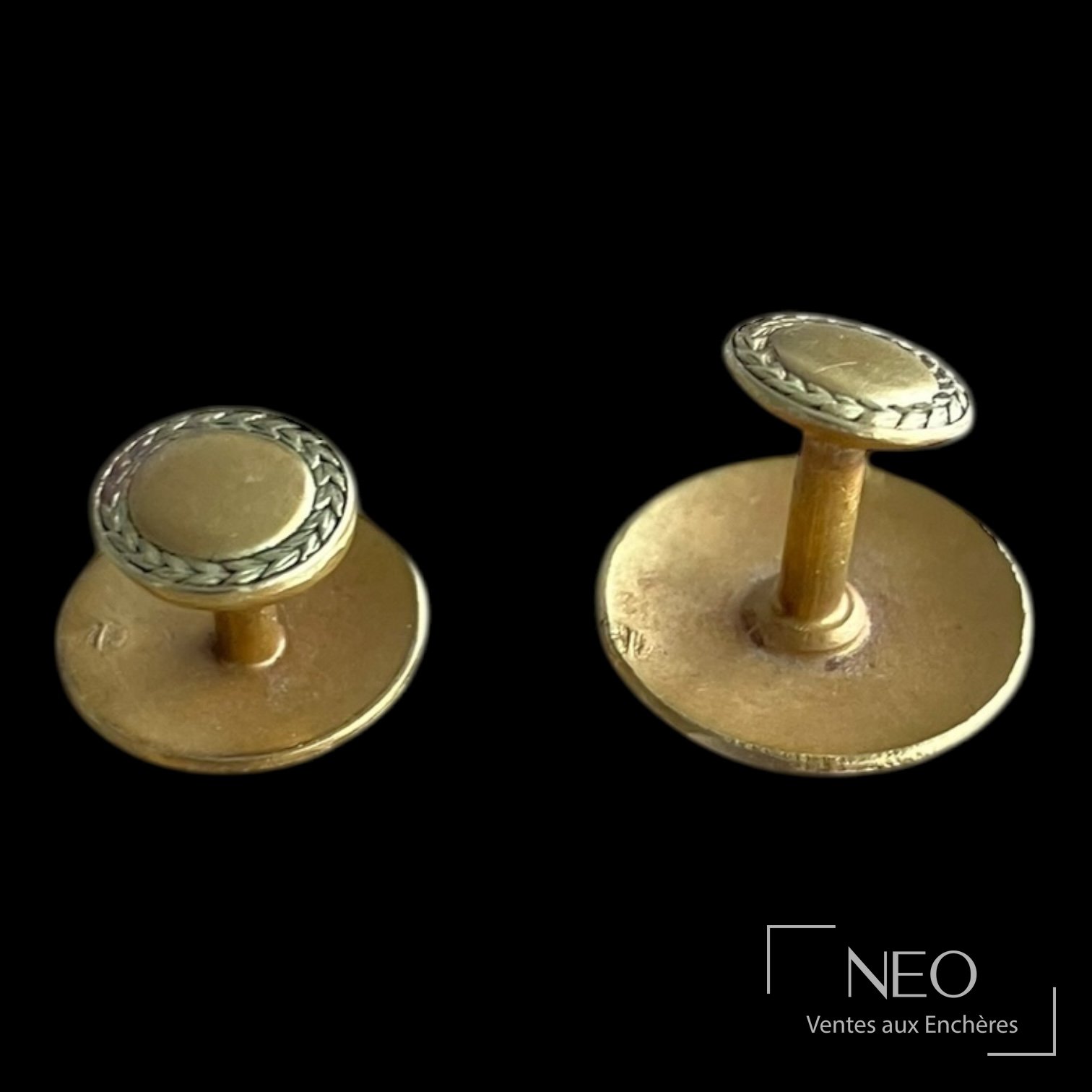 Deux boutons de manchettes dépareillés en or jaune et gris avec cabochons ronds