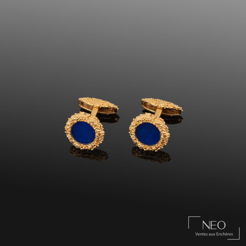 Paire de boutons de manchettes en or jaune avec plaques rondes de lapis-lazuli