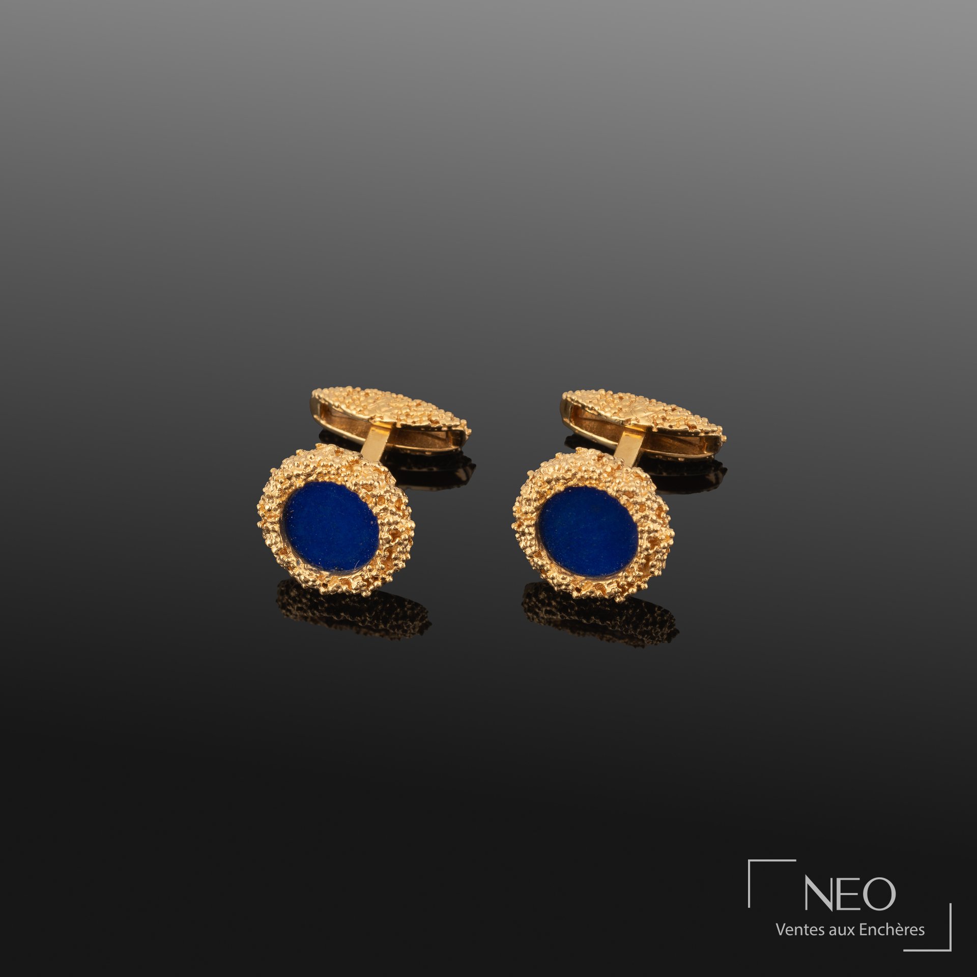 Paire de boutons de manchettes en or jaune 18K et lapis-lazuli