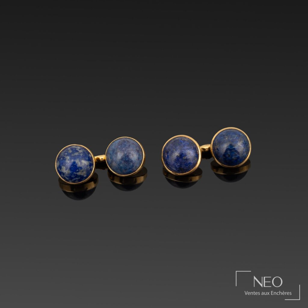 Paire de boutons de manchettes en or jaune ornés de cabochons bleus