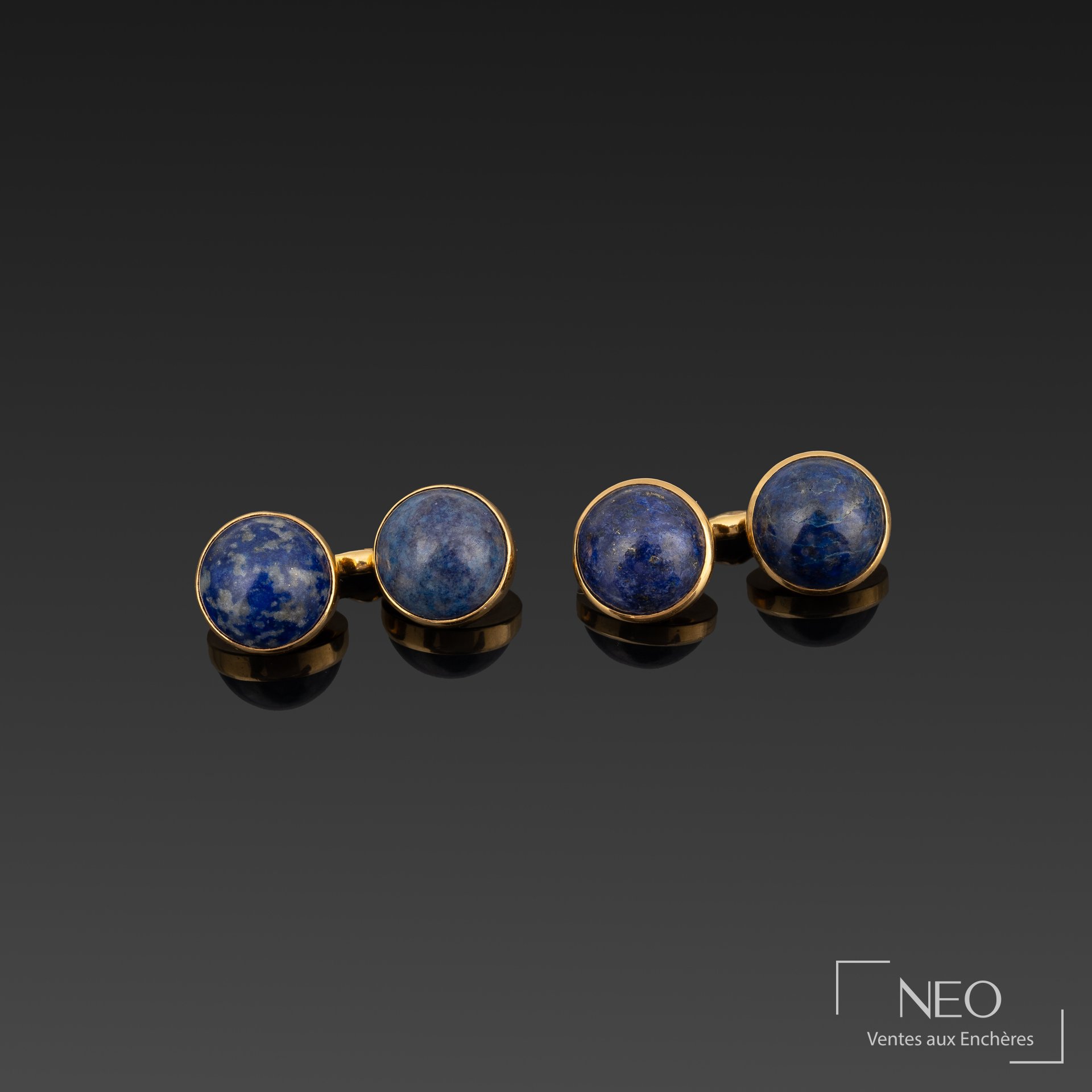 Paire de boutons de manchettes en or jaune ornés de cabochons bleus