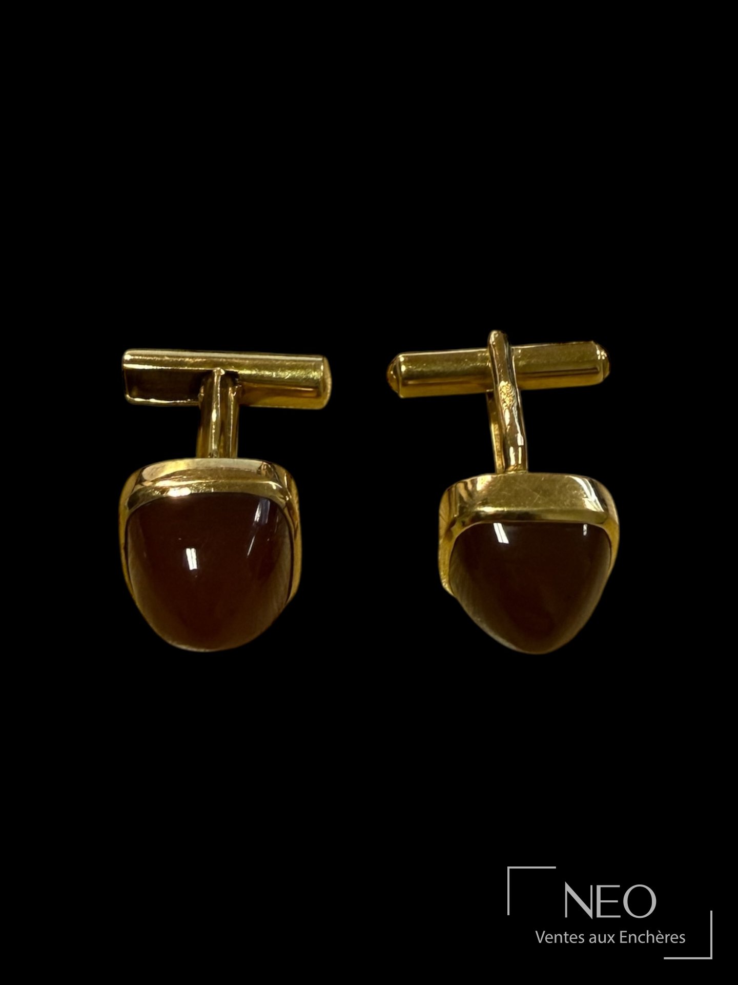 Paire de boutons de manchettes en or jaune 18K et pierres dures brunes