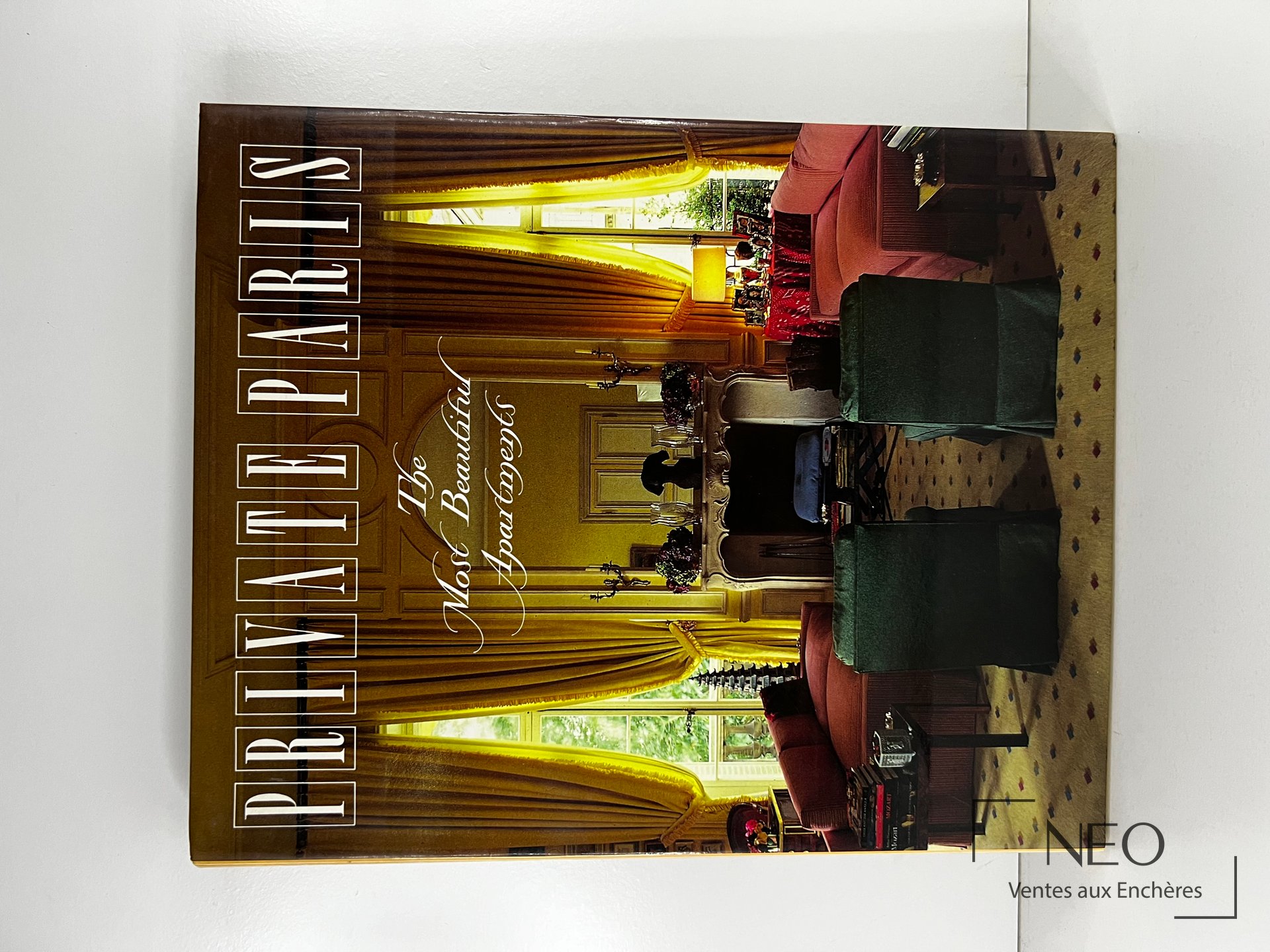 Couverture du livre Private Paris The Most Beautiful Apartments de Boyer et Girardeau.