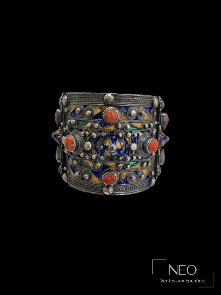 Bracelet manchette en argent émaillé avec cabochons de corail sur fond noir