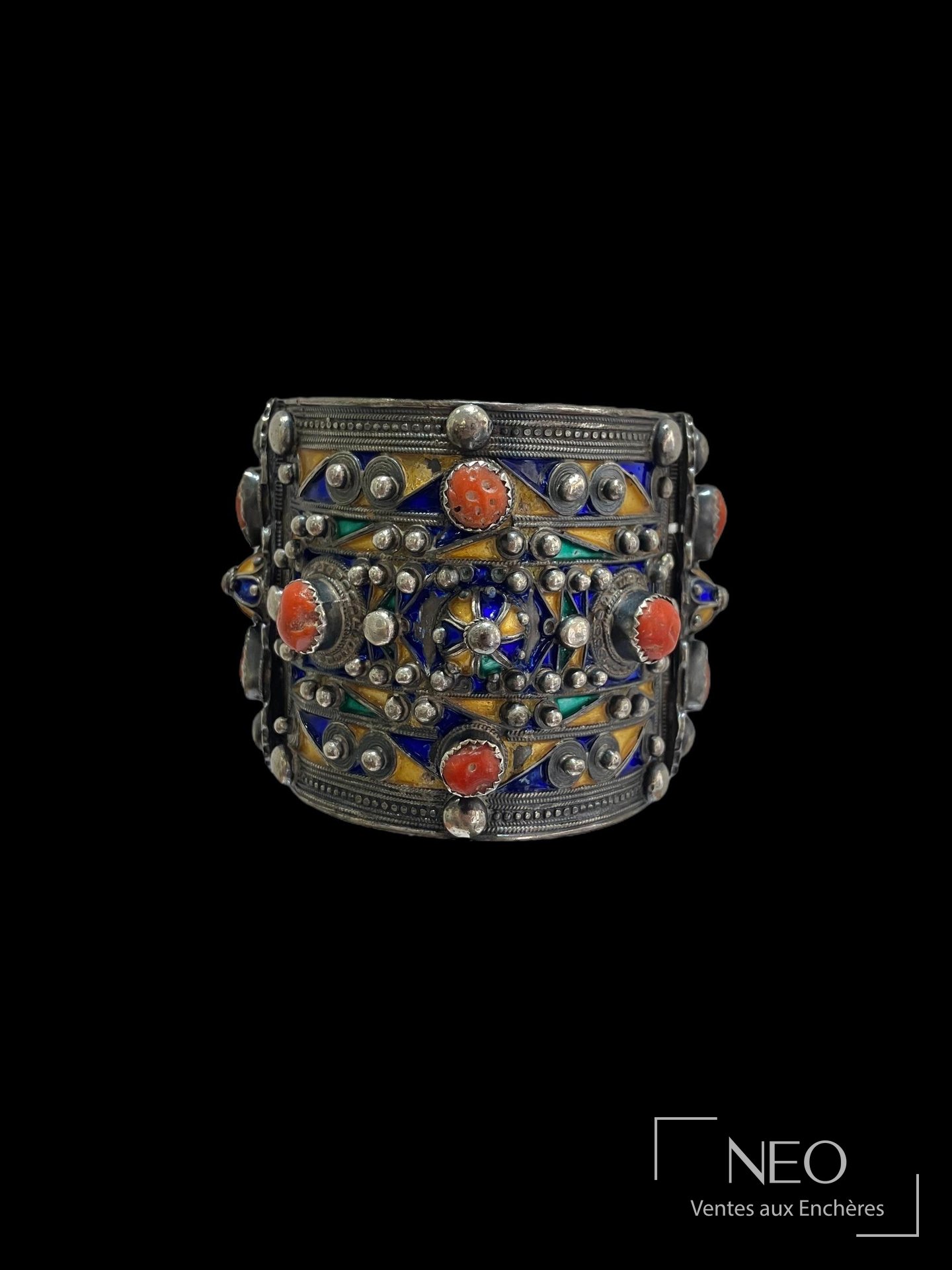 Bracelet manchette en argent émaillé avec cabochons de corail sur fond noir