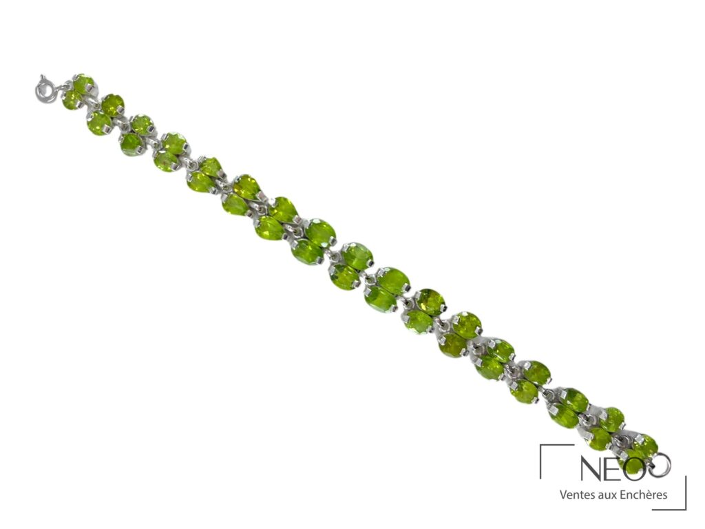 Bracelet en argent serti de péridots verts sur fond blanc