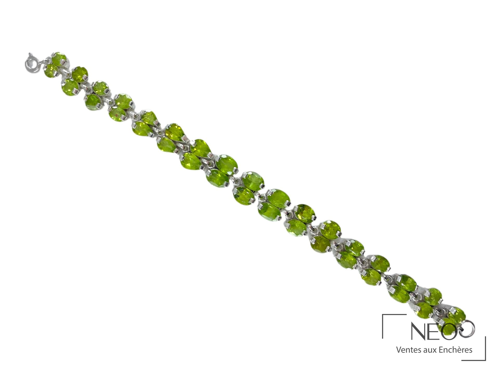 Bracelet en argent serti de péridots verts sur fond blanc