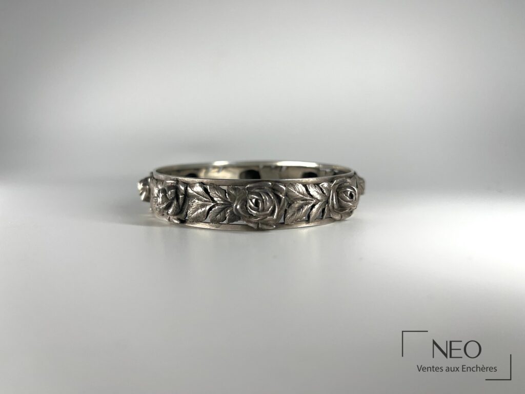 Bracelet en argent à décor de roses vu de face