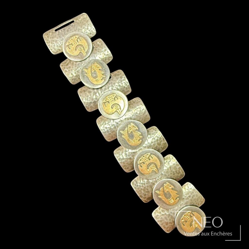 Bracelet articulé en argent et or composé de plaques martelées et de médailles rondes
