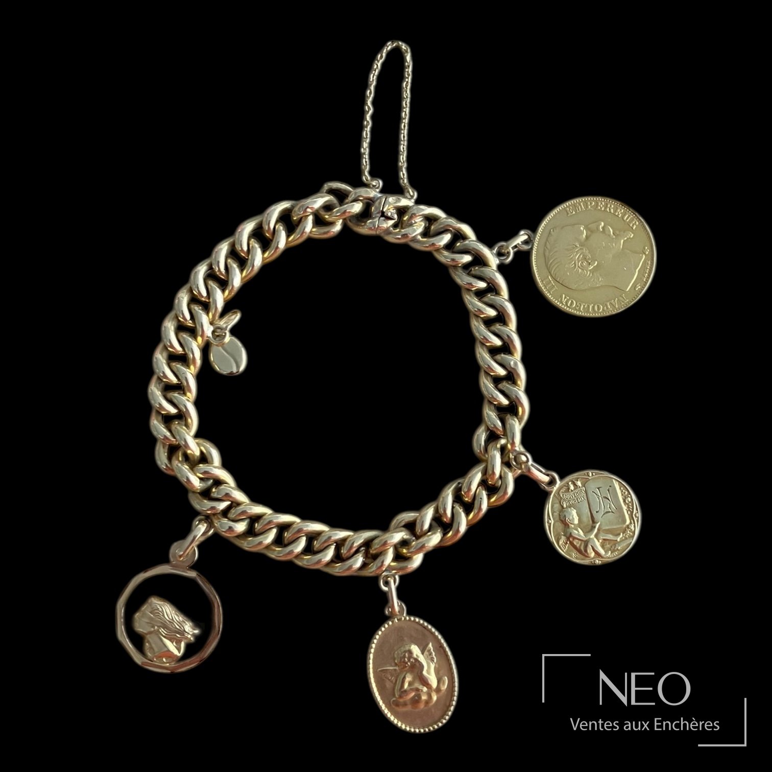 Bracelet breloque en or jaune avec plusieurs pendentifs