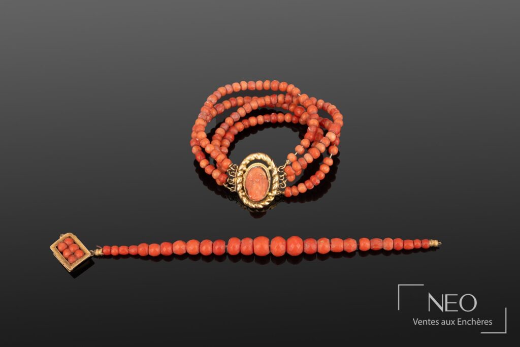 Bracelet quatre rangs en corail rouge et fermoir ovale en or jaune