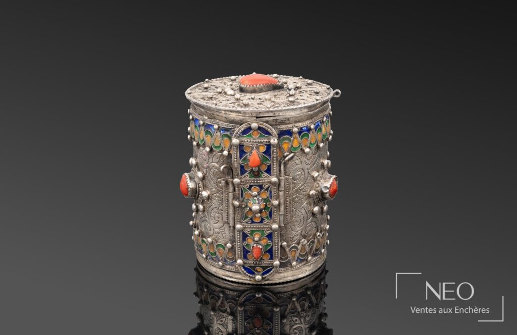 Boîte en argent émaillé à décor kabyle