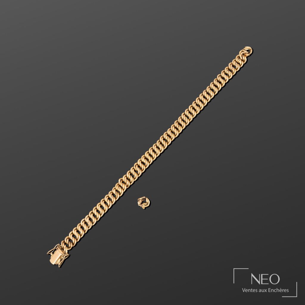 Bracelet en or jaune à maille américaine présenté en entier avec son fermoir visible