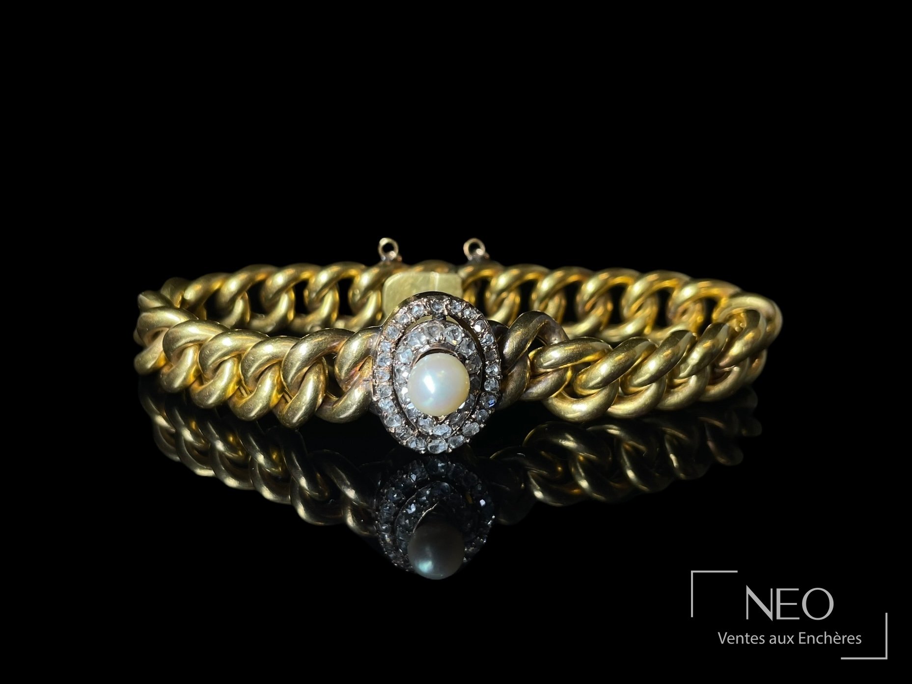 Bracelet en or jaune à maille gourmette avec perle centrale et entourage de diamants