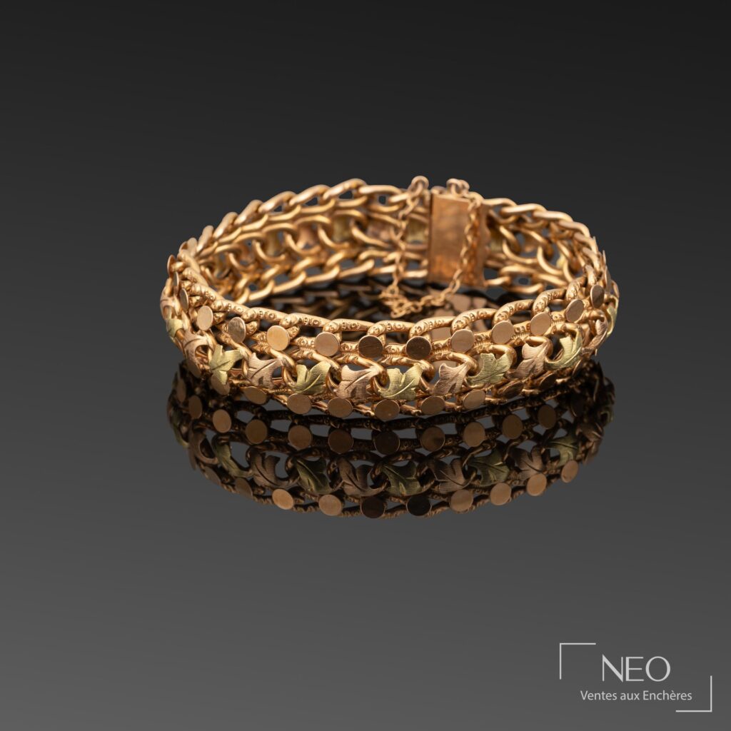 Bracelet en or tricolore à décor de feuilles stylisées