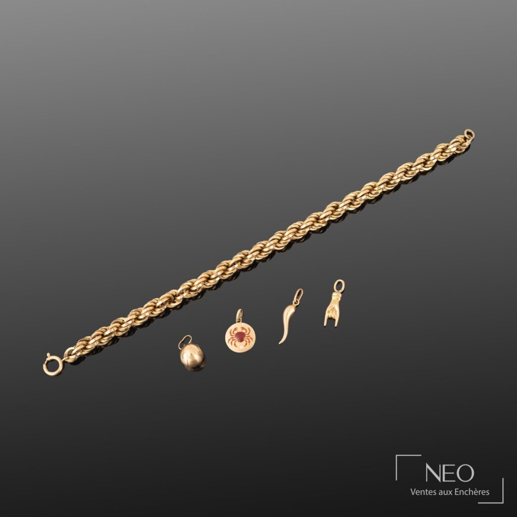 Bracelet en or jaune avec maille enchevêtrée et quatre pendeloques alignées