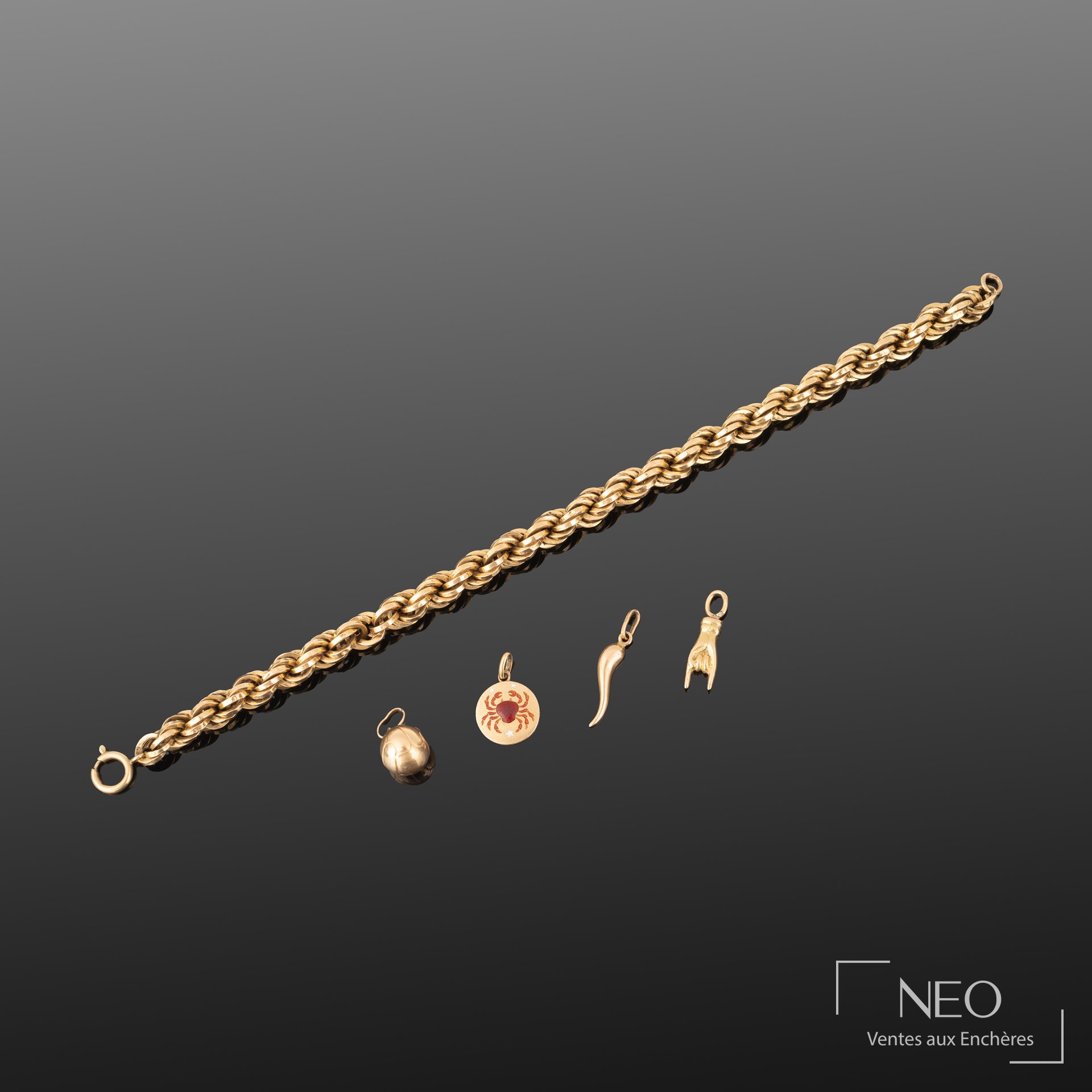 Bracelet en or jaune avec maille enchevêtrée et quatre pendeloques alignées