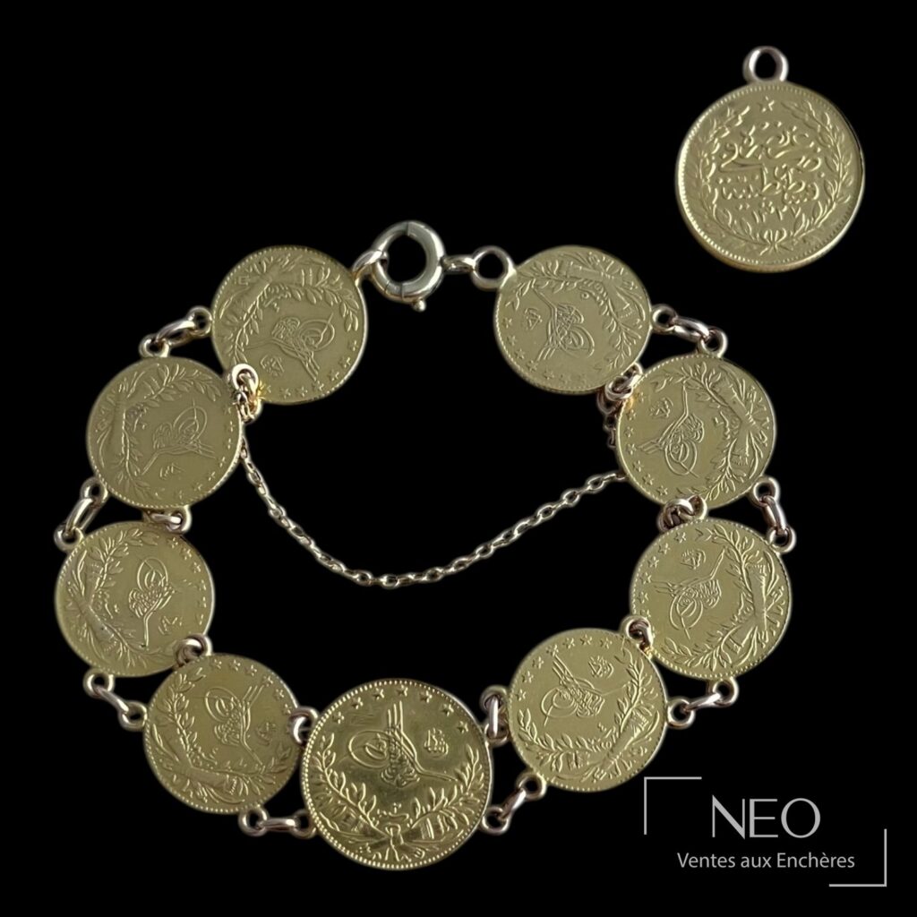 Bracelet en pièces de Kurush en or jaune et argent sur fond noir