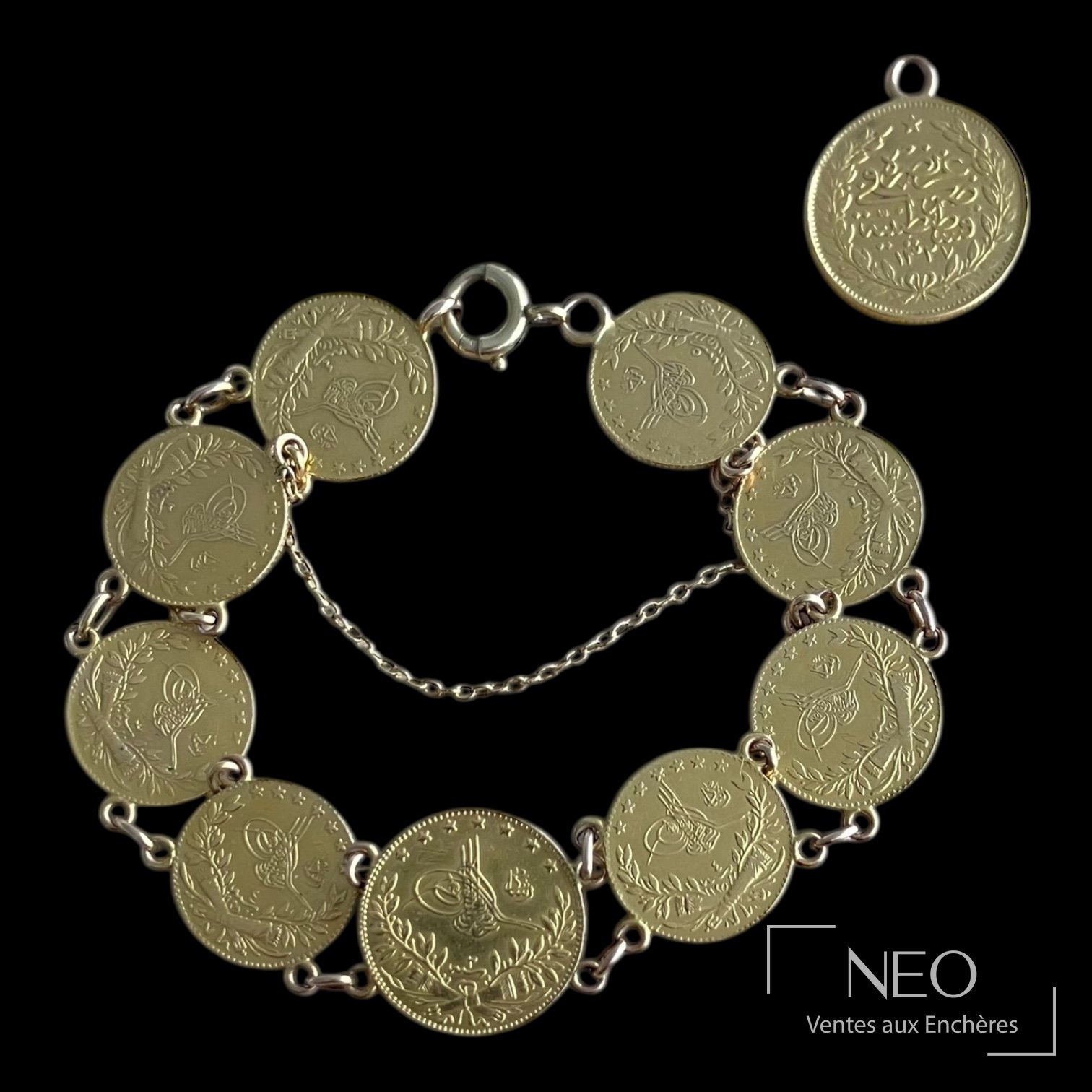 Bracelet en pièces de Kurush en or jaune et argent sur fond noir