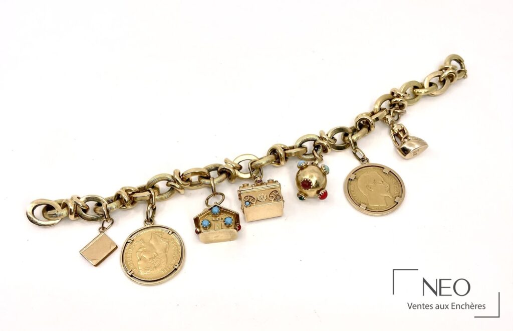 Bracelet en or jaune orné de six breloques
