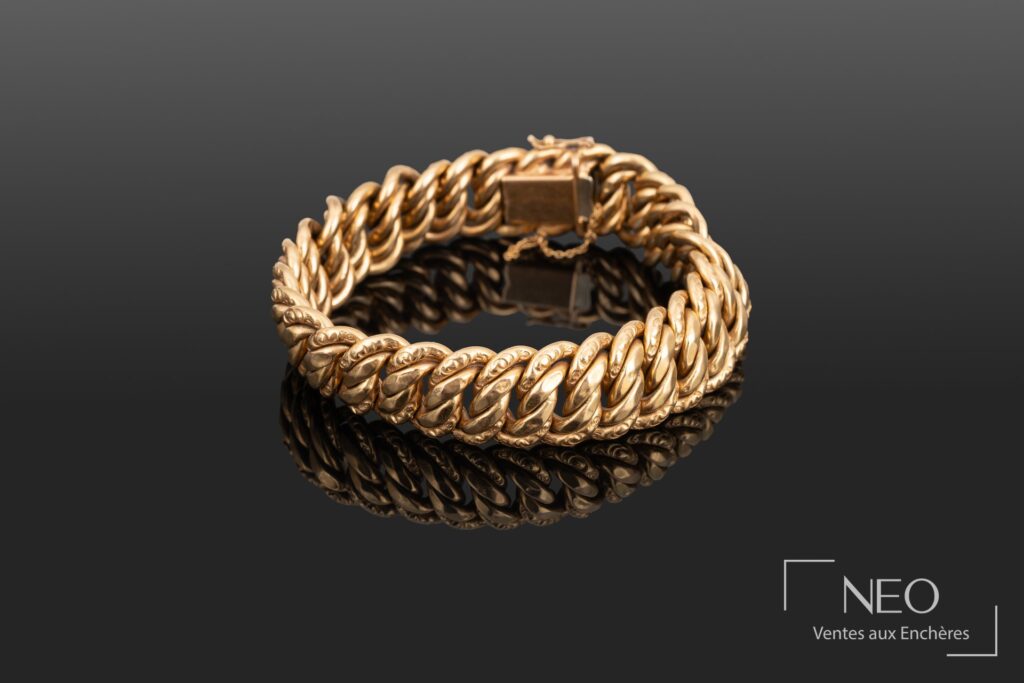 Bracelet en or jaune à mailles américaines sur fond noir