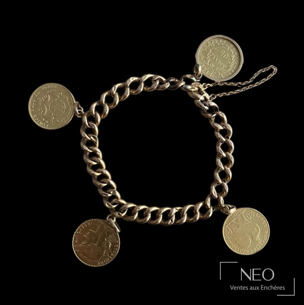 Bracelet en or rose à maille gourmette avec quatre monnaies suspendues