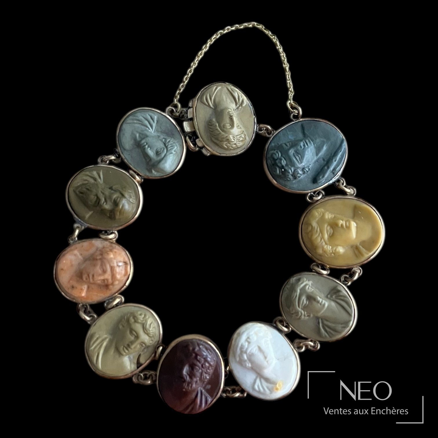 Bracelet en or rose à breloques ovales figurant des portraits d’homme à l’Antique