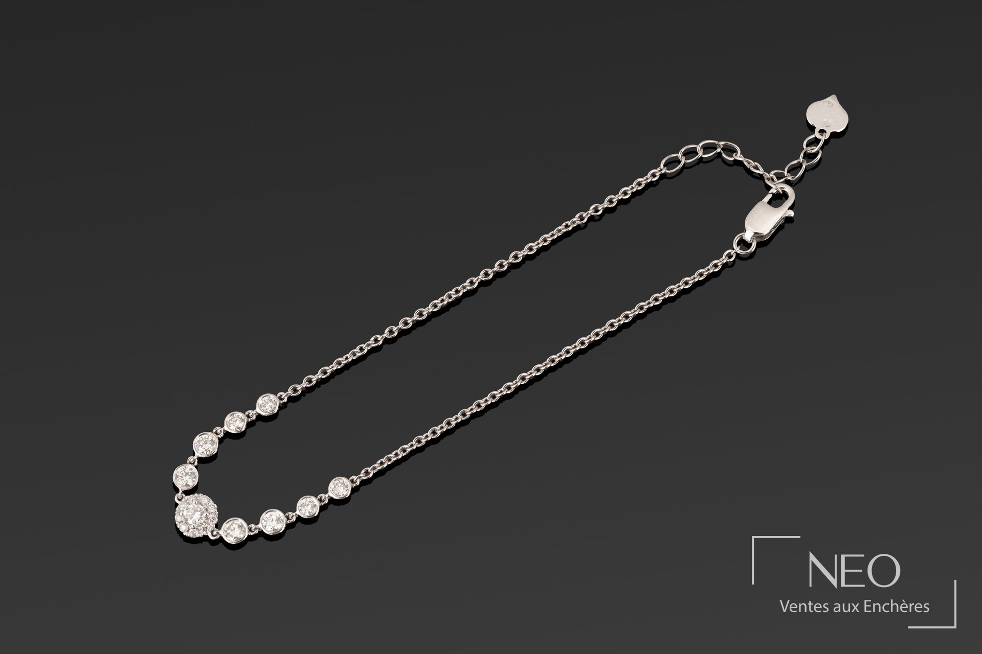 Bracelet fleurette en or gris serti de diamants blancs sur fond sombre