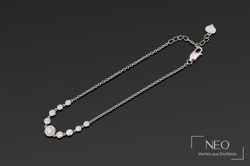 Bracelet fleurette en or gris serti de diamants blancs sur fond noir