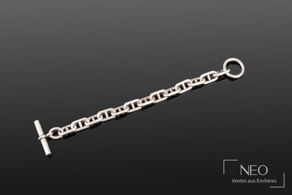 Bracelet en argent à maille chaîne d'ancre sur fond noir