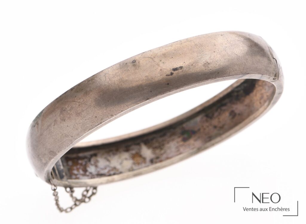 Bracelet jonc en argent à décor floral