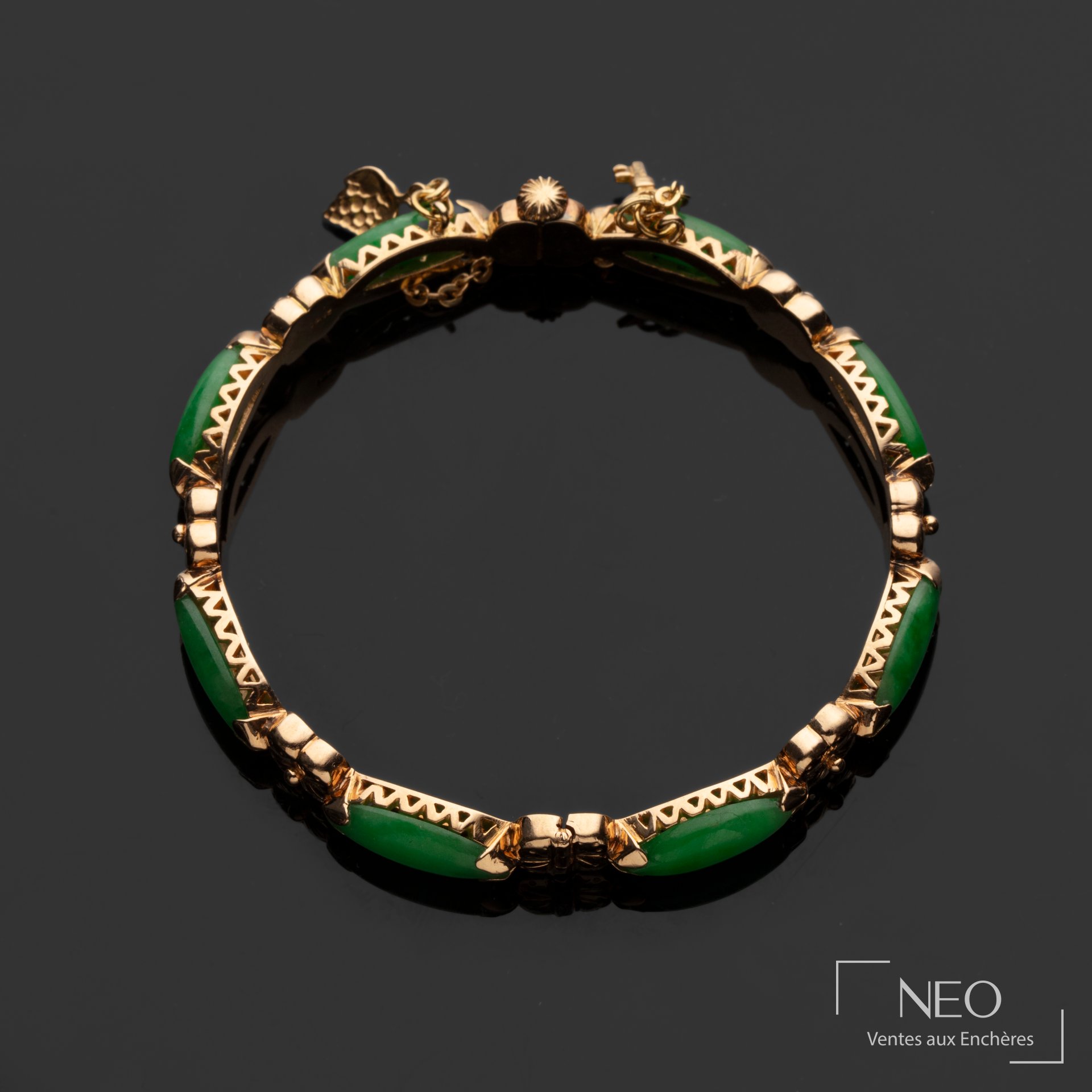 Bracelet jonc en or jaune 18 carats orné de jade, travail probablement vietnamien