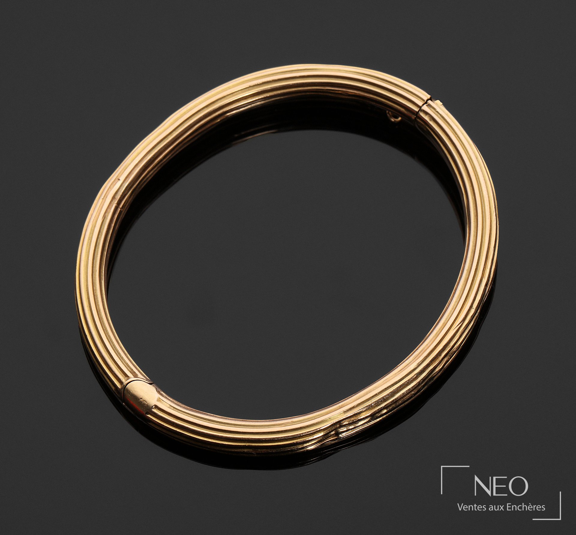 Bracelet jonc ouvrant cannelé en or jaune creux 18 carats