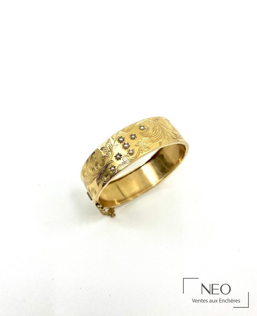 Bracelet jonc en or jaune avec décor de feuillage incisé et perles de culture