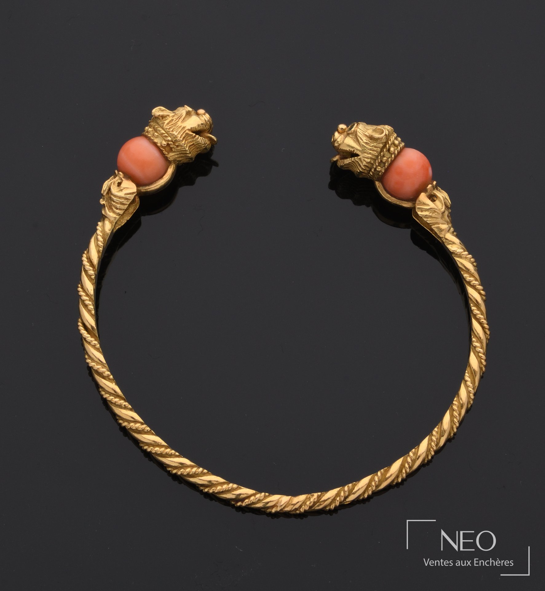 Bracelet jonc en or jaune 18 carats à têtes de panthères et corail