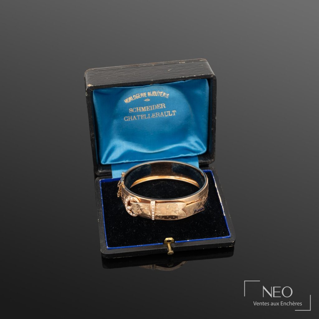 Bracelet jonc ouvrant en or rose présenté dans son écrin bleu