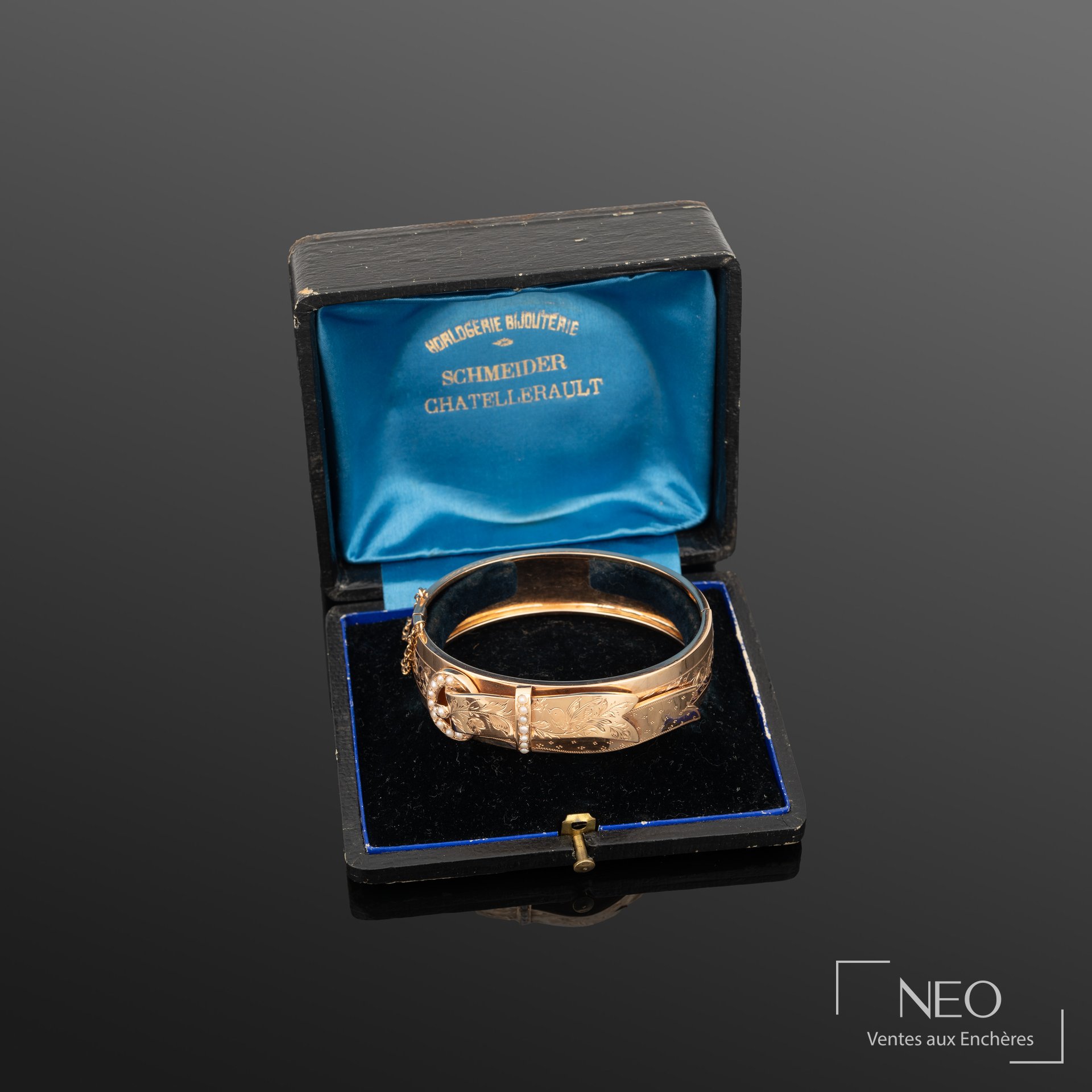 Bracelet jonc ouvrant en or rose 18K, décor gravé de fleurs et oiseaux stylisés