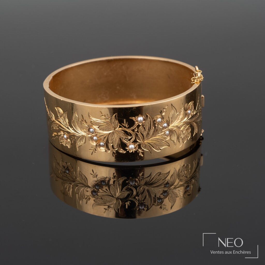 Bracelet jonc ouvrant en or jaune gravé de branches fleuries et perles blanches