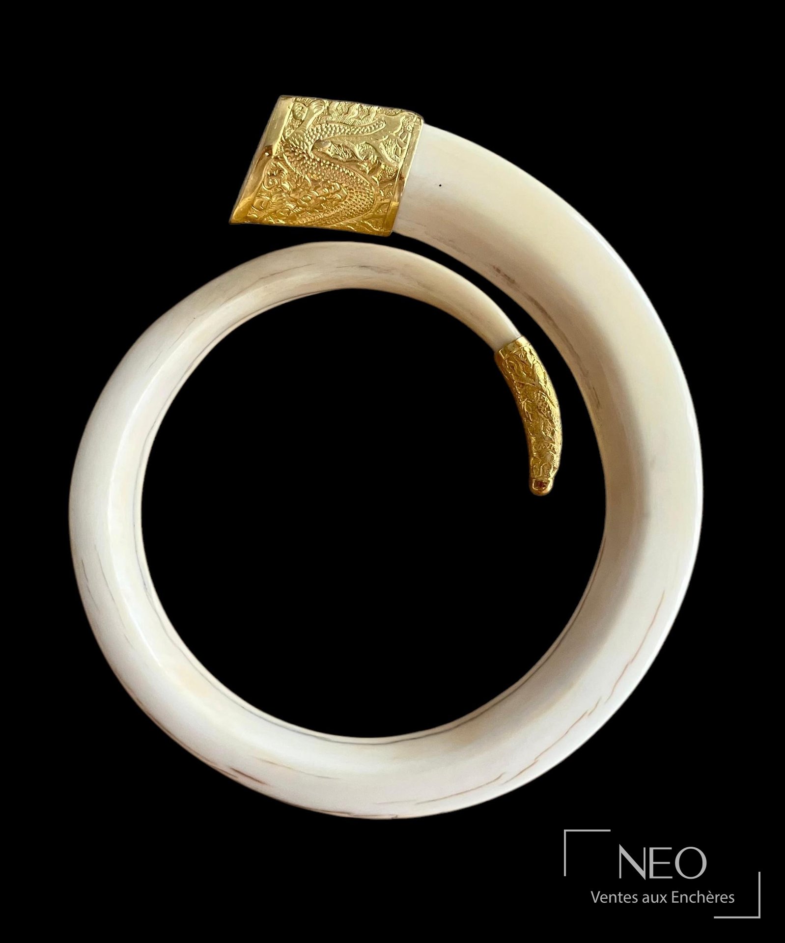 Bracelet jonc ouvrant en résine beige avec extrémités en or jaune décorées d'une tête de dragon
