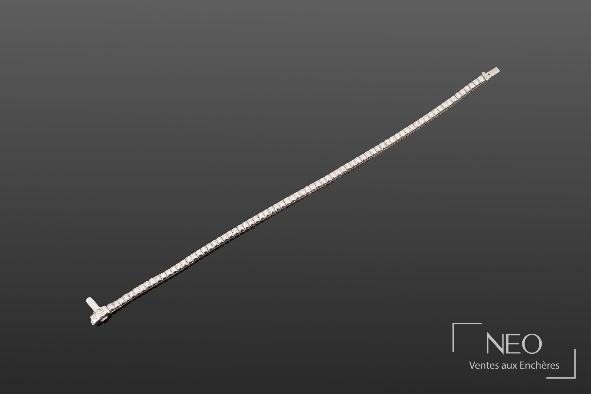 Bracelet ligne en or gris serti de diamants blancs sur fond neutre