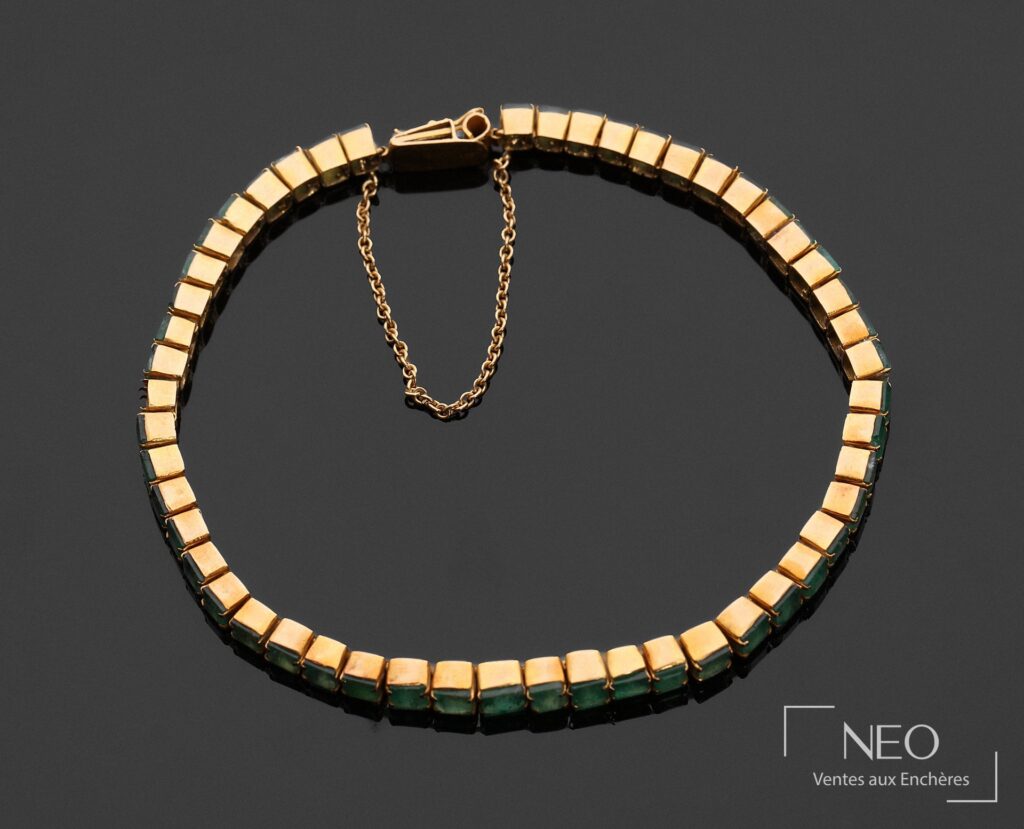 Bracelet ligne en or jaune avec pierres vertes