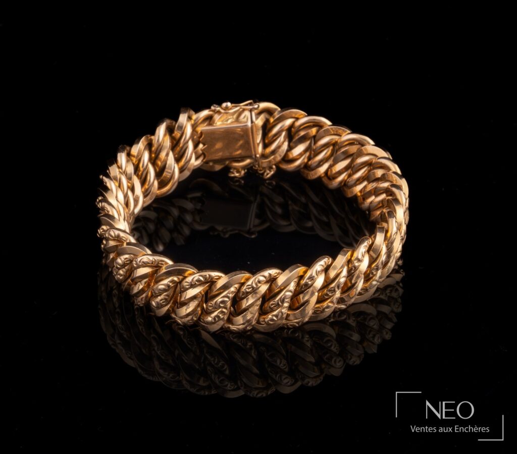 Bracelet à maille américaine en or jaune sur fond noir