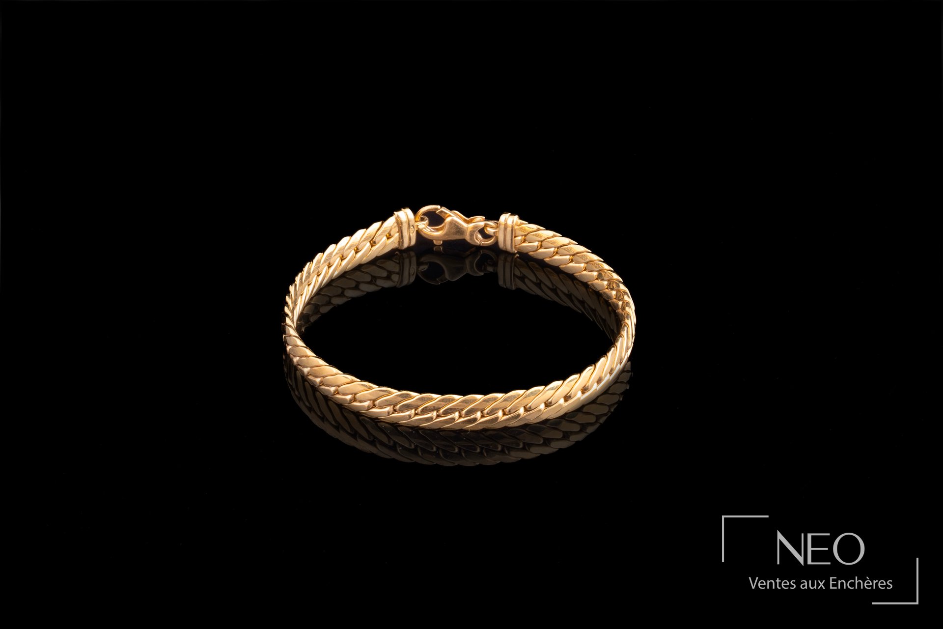 Bracelet à maille anglaise en or jaune sur fond noir